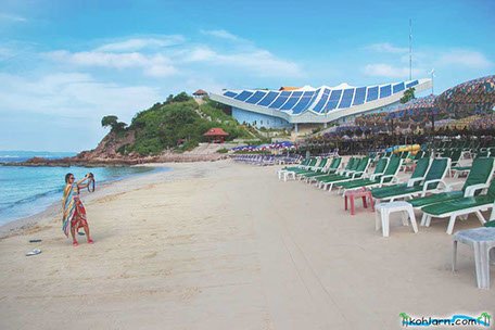 Samae Beach selfie with a DSLR